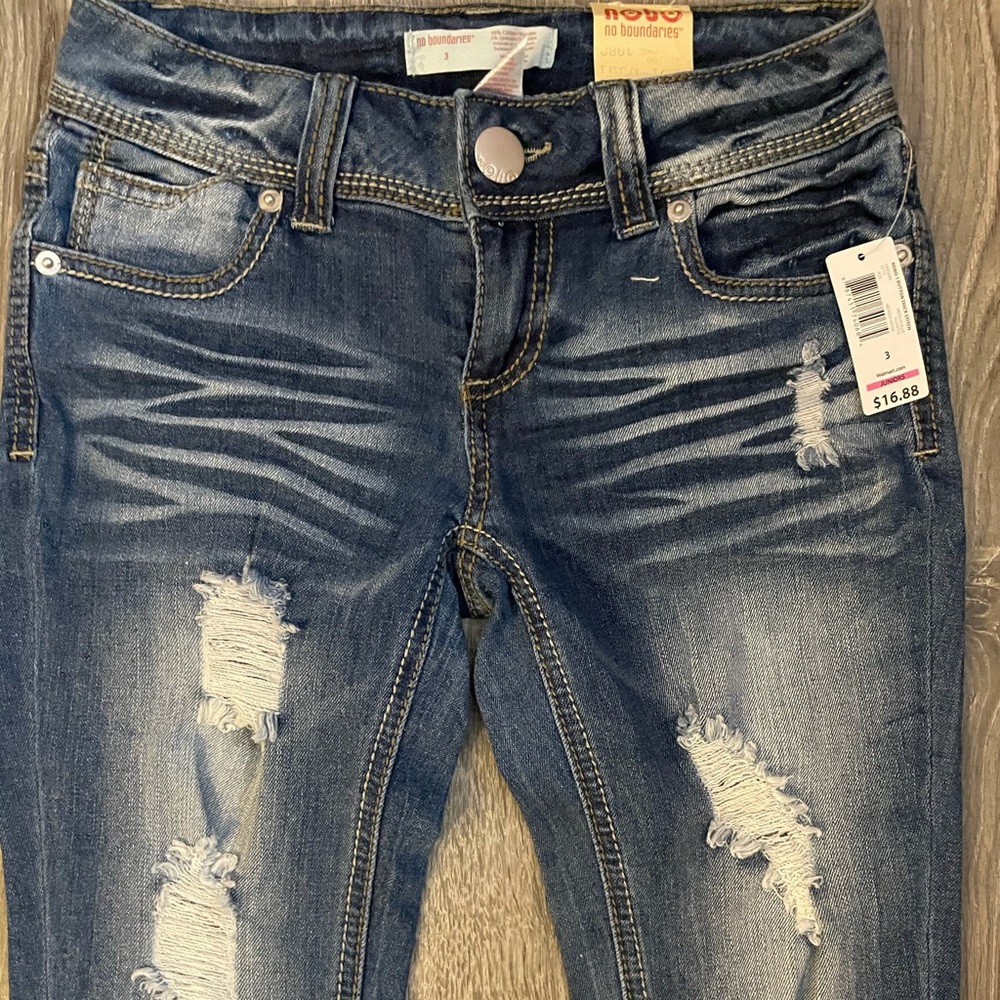 Juniors No Boundaries Capris Size 3